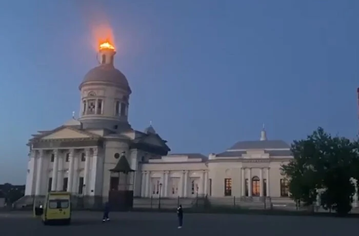 В результате атаки ВСУ пострадал Никольский собор в поселке Епифань Тульской области В результате атаки ВСУ пострадал Никольский собор в поселке Епифань Тульской области