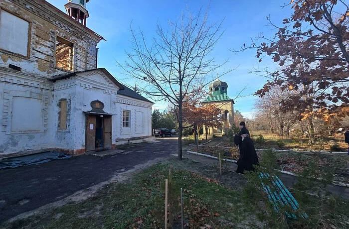 Митрополит Донецкий Владимир посетил храмы пострадавших от боевых действий районов Донецка Митрополит Донецкий Владимир посетил храмы пострадавших от боевых действий районов Донецка