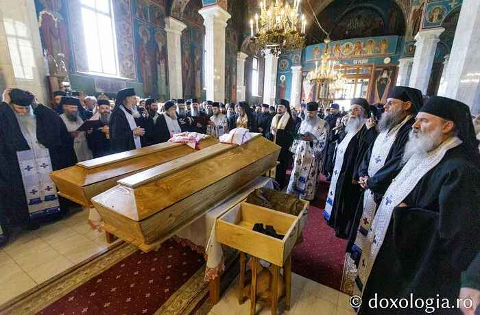 В Румынии обрели мощи прпп. Клеопы и Паисия Сихастрийских В Румынии обрели мощи прпп. Клеопы и Паисия Сихастрийских